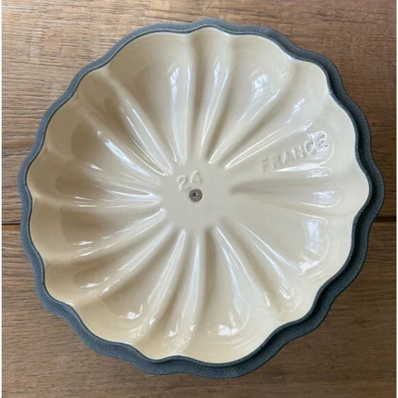 Le Creuset Enameled Cast Iron Pumpkin Cocotte 4 qt Thyme Green Gold Knob NEW - Picture 8 of 9